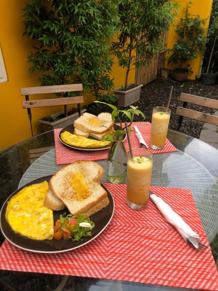 Viavia Guesthouse Yogyakarta Esterno foto