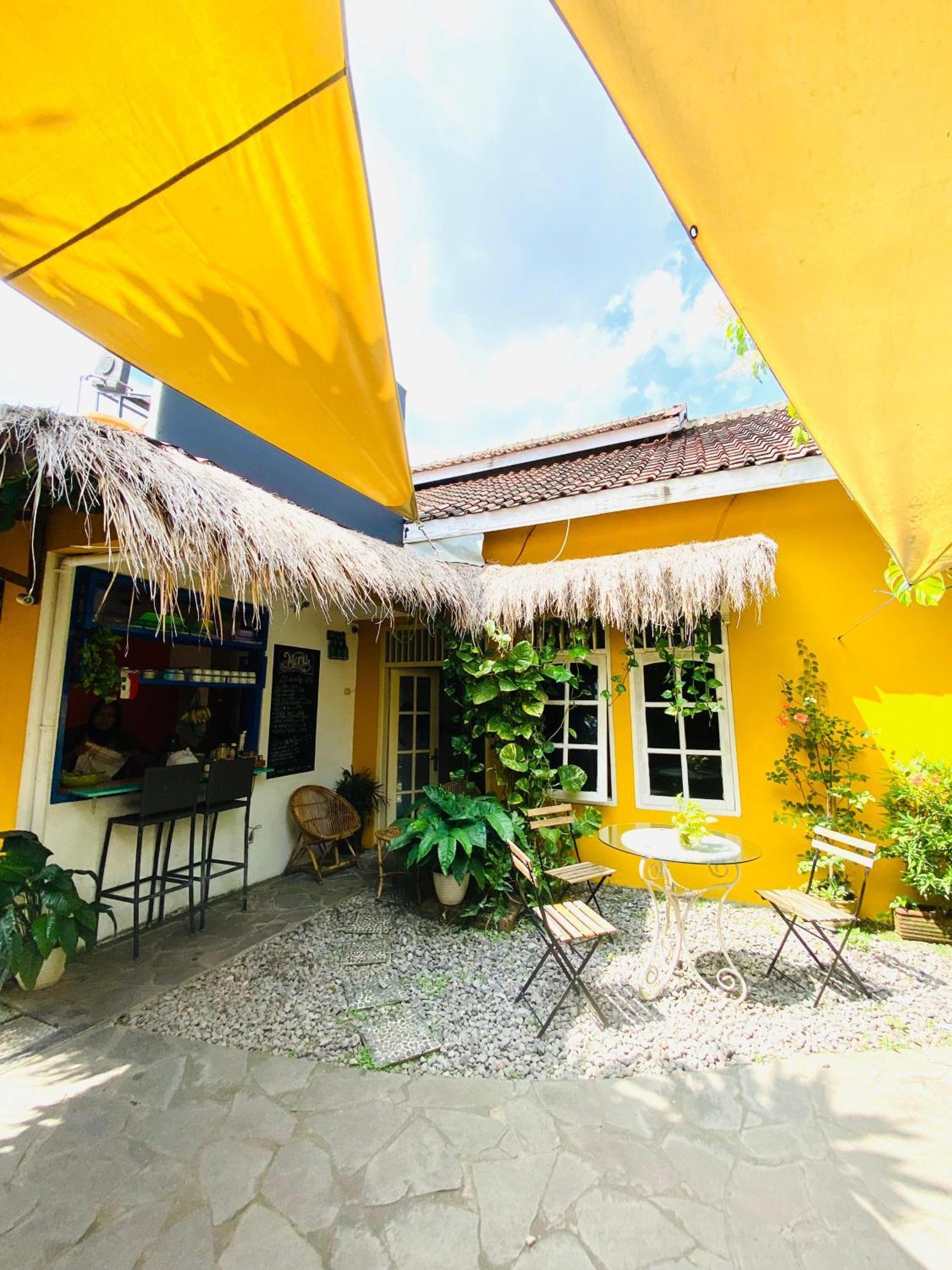 Viavia Guesthouse Yogyakarta Esterno foto