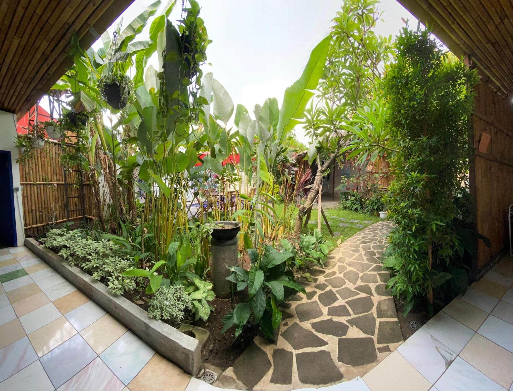Viavia Guesthouse Yogyakarta Esterno foto